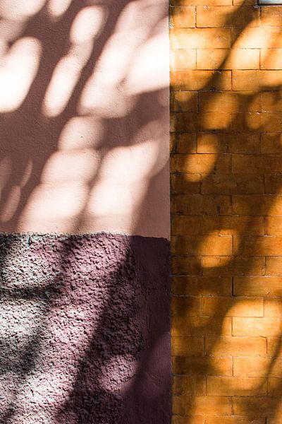 Muur  lichtval kleurrijk roze oranje en paars in Marrakech | Marokko | minimalistische print van Lisanne Koopmans