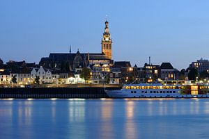 Waalkade in Nijmegen mit Stevenskerk und Fahrgastschiff MPS de Zonnebloem von Merijn van der Vliet