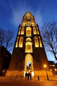 La tour Dom à Utrecht vue du Domplein avec trois touristes sur Donker Utrecht