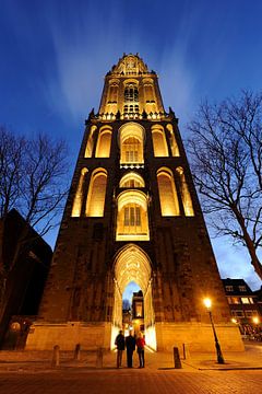 La tour Dom à Utrecht vue du Domplein avec trois touristes sur Donker Utrecht