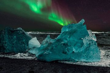 Northern Lights beach Iceland, Aurora Borealis and blue ice. by Gert Hilbink