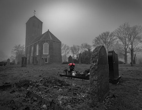 Une matinée brumeuse et pleine de charme près de l'église Saint-Nicolas à Westerland, en noir et blanc