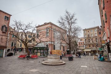 Oude panden aan plein in oude centrum van Venetie, Italie