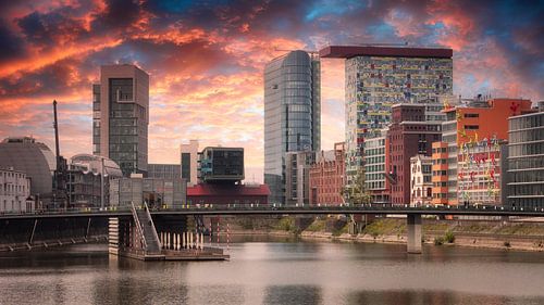 Skyline Mediahaven Dusseldorf bij avond