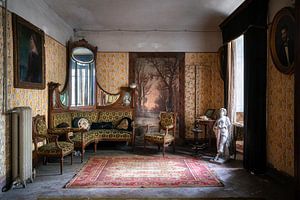 Verlassene Villa mit Antiquitäten. von Roman Robroek – Fotos verlassener Gebäude