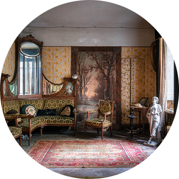Verlaten Villa met Antiek. van Roman Robroek - Foto's van Verlaten Gebouwen