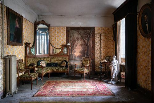 Villa abandonnée avec des antiquités.