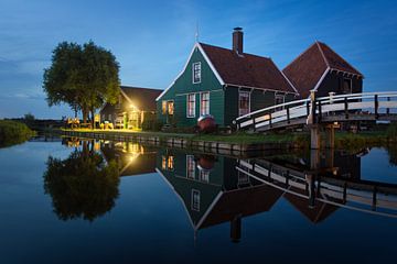 Ferme fromagère traditionnelle dans le Zaanse Schans à la tombée de la nuit sur iPics Photography