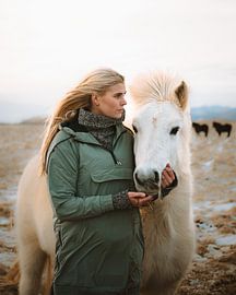 Wit IJslands Paard en Vrouw in Winterlandschap | Paardenfotografie Wanddecoratie