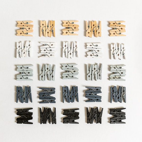 Squeeze, Squeeze ... on the wall by Francisco Dorsman