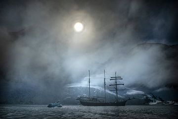 "Spitsbergen Hornsund Antiqua in de Mist" van Albert van de Meerakker