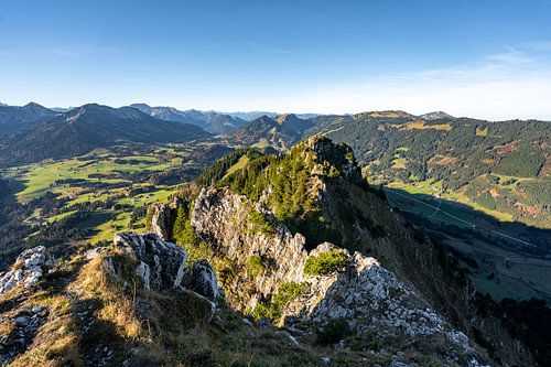 Uitzicht vanaf de Sorgschrofen op de Oberjoch en de Iseler