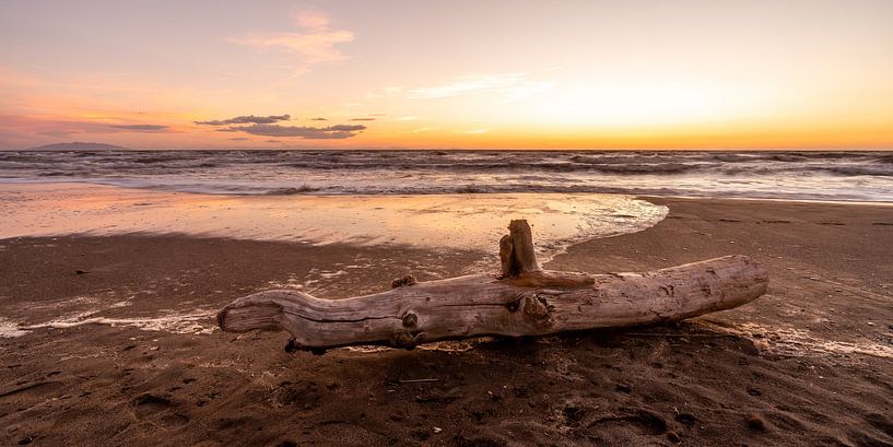 Strand bei Sonnenuntergang mit farbenfroher Spiegelung von Dafne Vos