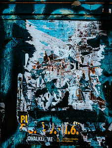 Blaue Straßenschichten in Helsinki