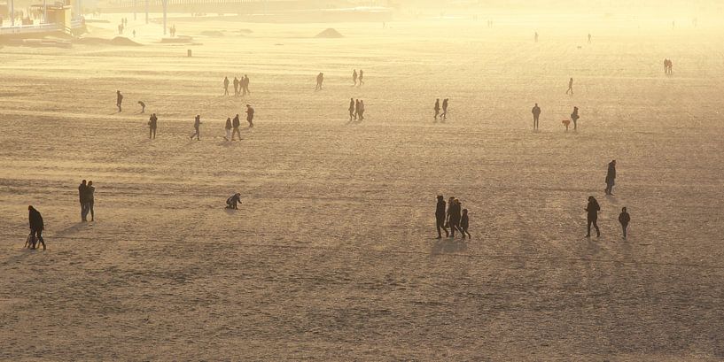 Zonsondergang op het strand. van Bob Bleeker