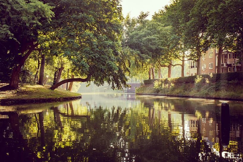 Catharijnesingel in Utrecht op een vroege zomerochtend. van Mike Peek