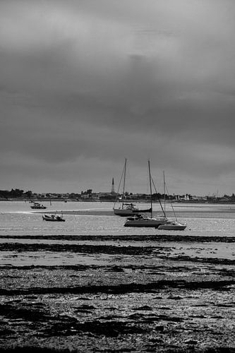 pleasure boats at low tide in black and white