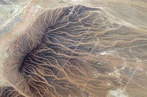 Abdrücke des Wassers im Sand, Foto aus dem Weltraum. von Moondancer .