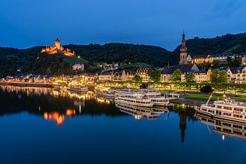 Blauwe uur in de avond van Cochem, Duitsland van Jeroen de Jongh Fotografie