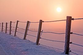 Zon en mist op IJsselmeerdijk von Wybrich Warns