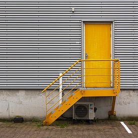Achteruitgang fabriekshal met gele accenten van Cobi de Jong