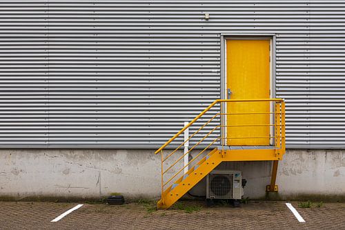 Achteruitgang fabriekshal met gele accenten