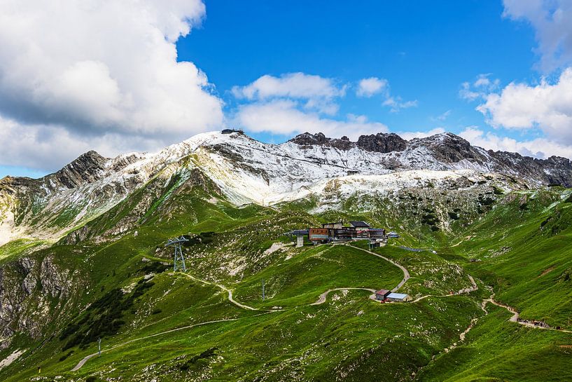 Blick vom Nebelhorn auf die Nebelhornbahn und die Alpen von Rico Ködder
