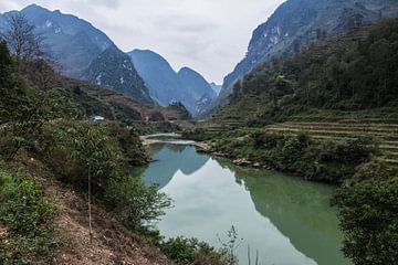 Rivière traversant les montagnes Ha Giang sur Anne Zwagers