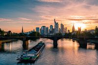 Schip op de Main bij zonsondergang in Frankfurt