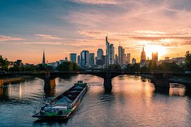 Schiff auf dem Main im Sonnenuntergang in Frankfurt von Christian Klös