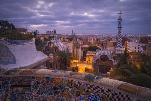 Sonnenaufgang über dem Park Güell, einem Meisterwerk in Barcelona, Katalonien