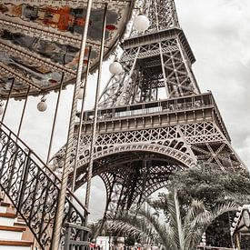 Eiffelturm Paris mit Karussell von FOTOFOLIO.DE