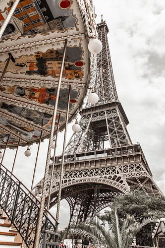 Tour Eiffel Paris avec carrousel au premier plan