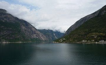 Het fjord bij Eifjord in Noorwegen van Melanie Hermes