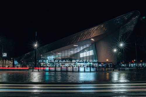 Rotterdamer Hauptbahnhof bei Nacht
