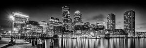 BOSTON Fan Pier Park & Skyline am Abend | Panorama Monochrom