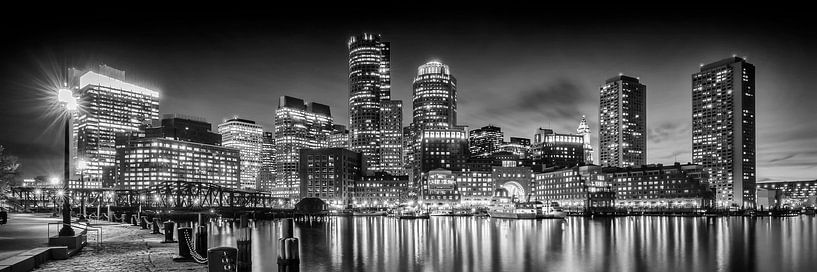 BOSTON Fan Pier Park En Skyline bij nacht | Panorama-monochroom van Melanie Viola