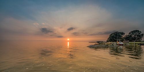 Zonsondergang bij het kleinste haventje van Friesland, Laaxum in Gaasterland