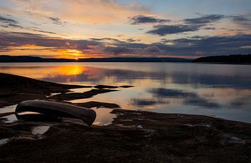 Zonsondergang achter de kano | Reisfotografie | Zweden van Sanne van Duijnhoven