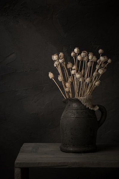 Stilleven met takken gedroogde papaverbollen  in grijze stenen kruik (verticaal) van Mayra Fotografie