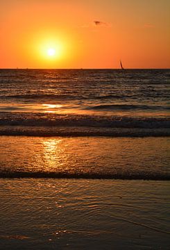 Sunset beach van Henriette Tischler van Sleen