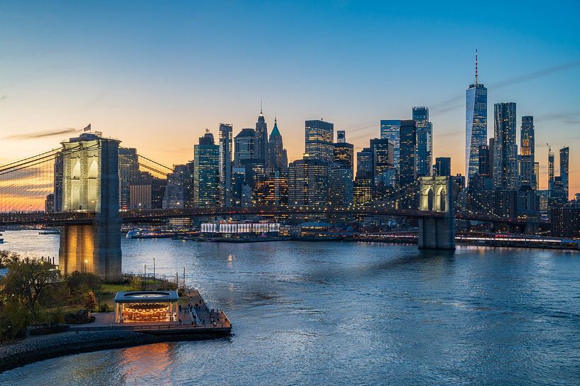 New York skyline tijdens zonsondergang van Tim Vlielander