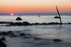 Sunset on the Baltic Sea coast van Rico Ködder