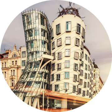 Dansende huis Praag van Ilya Korzelius
