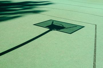 Basketbal schaduwen op een groen veld van Alexander Baumann