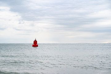 Rode boei op het Water | Minimalistische Fotografie van Noraly Verriet