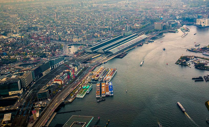 Amsterdam Centraal boven het IJ van Melvin Erné