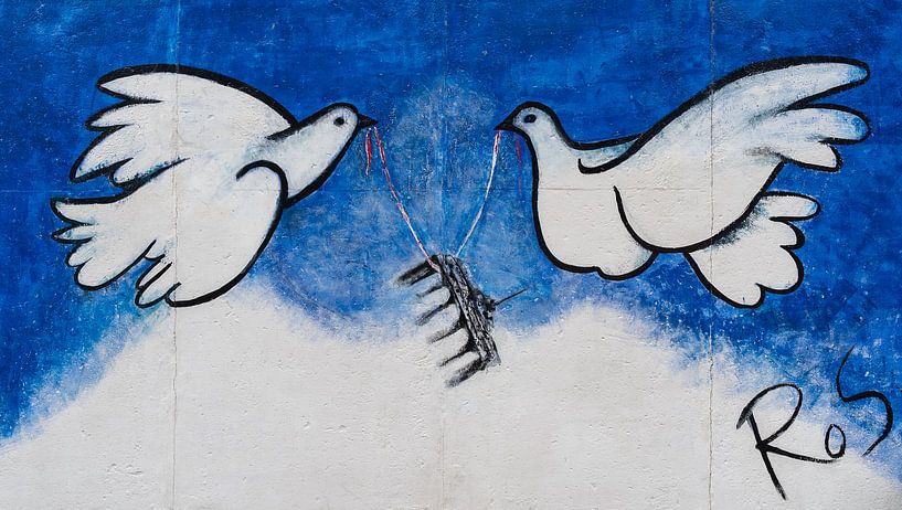 Mural 'Alles offen' by Rosemarie Schinzler on the East Side Gallery by Jeroen Kleiberg