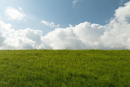 De wolken komen over de heuvel in Zeeland