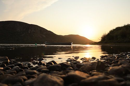 Boot auf dem Lake Brora bei Sonnenuntergang
